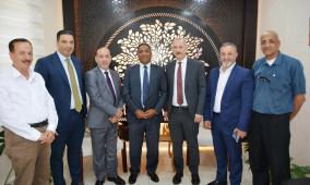 المدير العام للبنك الإسلامي العربي يزور بلدية أريحا مهنئًا رئيسها