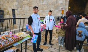 "بيت مال القدس" توزع ألعابا وهدايا على الأطفال عند بوابات "الأقصى" بمناسبة عيد الأضحى