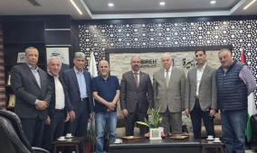القاضي يزور بلدية البيرة ويقدم التهاني لمجلسها البلدي الجديد