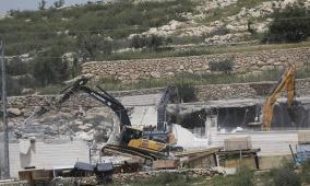 الاحتلال يجبر عائلة على هدم 7 منازل في قرية قلنديا شمال القدس