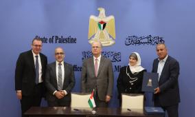 برعاية رئيس الوزراء: توقيع اتفاقيات منح بنحو 10 ملايين دولار لدعم مشاريع البنية التحتية والصحة والترميم