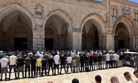 صور | 65 ألفا يؤدون الجمعة في المسجد الأقصى