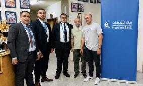 بنك الإسكان يتبرع بأجهزة الكترونية لجمعية بيت المسنين الخيرية في جنين