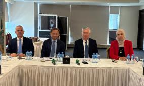 وزير الصناعة يترأس اجتماع اللجنتين التوجيهية والاستشارية لمشروع القرية الحرفية المستدامة للأحذية والجلود