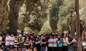 60 ألفا يؤدون الجمعة في الأقصى رغم إجراءات الاحتلال