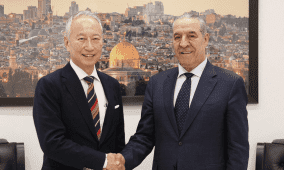 الشيخ يبحث مع مساعد وزير الخارجية الياباني لشؤون المساعدة في إعمار غزة آليات تحسين الوضع الإنساني