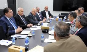 اجتماع حكومي يبحث آليات معالجة ملف "المشاطب" وتعزيز الرقابة المشتركة
