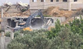 الاحتلال يهدم منزلين قيد الإنشاء في شقبا برام الله