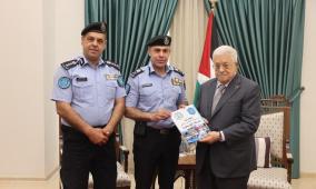 الرئيس يتسلم كتيبا خاصا من إصدار قيادة الشرطة