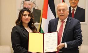 العامور يُسلّم شهادة براءة اختراع لمنهجية مبتكرة في إنشاء مناطق التخطيط والتطوير المشترك
