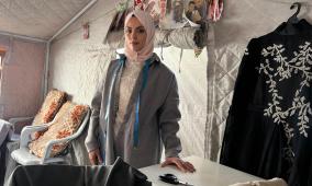 خاص بالصور| حين تصبح الخيمة مشغلاً.. إسراء تعيد بناء حياتها بماكينة خياطة