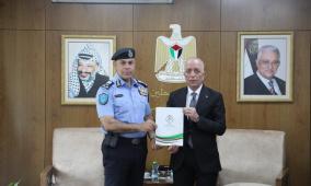 رئيس سلطة الأراضي يسلم تخصيصا لصالح وزارة الداخلية ولمنفعة الشرطة