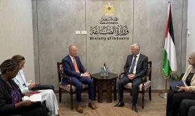 وزير الصناعة يبحث مع السفير الكندي سبل تعزيز التعاون المشترك