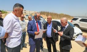 رئيس سلطة الأراضي يزور مخيم الجلزون ويُسلّم قرار تخصيص أرض لإنشاء خزان مياه استراتيجي