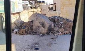 الاحتلال يواصل اقتحام مخيم قلنديا ويعتدي على الصحفيين ويغلق عدة مداخل بالسواتر الترابية
