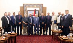 الرئيس عباس يقلد قامات وطنية ومؤسسين في "اتحاد الكتاب" والأدباء أوسمة الثقافة والعلوم والفنون