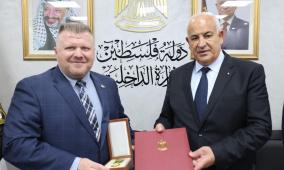 باسم الرئيس: وزير الداخلية يمنح العميد جيسون لانجليه ميدالية الخدمة الممتازة (صور)