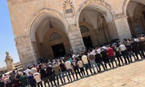 صور | عشرات الآلاف يؤدون الجمعة في الأقصى