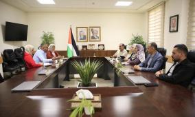 المدرسة الوطنية الفلسطينية للإدارة وبلدية الخليل تبحثان سبل تعزيز التعاون المشترك