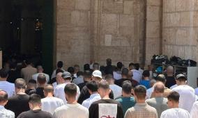 70 ألفا يؤدون الجمعة في المسجد الأقصى رغم إجراءات الاحتلال