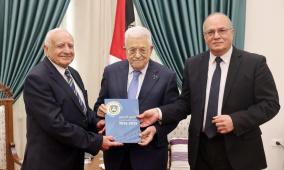 الرئيس عباس يتسلم التقرير السنوي لجامعة القدس المفتوحة
