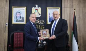 وزير الداخلية يستقبل السفير المصري لدى فلسطين بمناسبة انتهاء مهامه