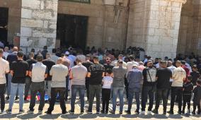 بالصور | عشرات الآلاف يؤدون صلاة الجمعة في المسجد الأقصى