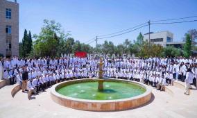 جامعة القدس تنظم حفل الرداء الأبيض لطلبة الطب إيذانًا بانتقالهم إلى التدريب السريري