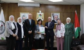 حمدان والتميمي يسلمان جمعية ومركز حواء الأوراق اللازمة لتخصيص منفعة من قطع أراضي بيت وزن