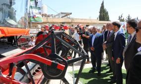 وزارة الزراعة توزع وحدتي بذار علفية لجمعيتين زراعيتين في البرج وصوريف ومساعدات لتجمع دير شمس والطيران بالخليل