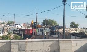 الاحتلال يهدم خمسة بركسات سكنية وحظيرة أغنام في عناتا