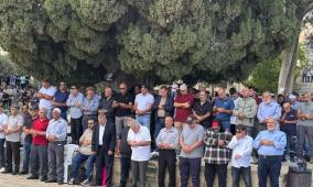 عشرات الآلاف يؤدون صلاة الجمعة في المسجد الأقصى