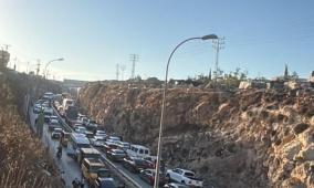 الاحتلال يطلق قنابل الغاز تجاه مركبات المواطنين عند حاجز جبع