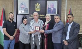 بعد 30 عاماً من العطاء.. الممرض اشتيوي يواصل العمل متطوعاً بعد التقاعد وغنام تكرّمه بـ"درع البصمة الفلسطينية"