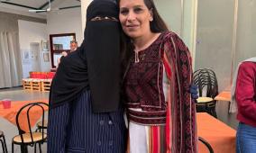 السفيرة أيو عمارة تلتقي الدكتورة آلاء النجار وتطمئن على نجلها الناجي الوحيد من مجزرة النجار