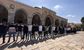 عشرات الآلاف يؤدون صلاة الجمعة في الأقصى