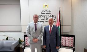 وزير الصناعة يلتقي رئيس مكتب تمثيل مملكة هولندا لدى دولة فلسطين بمناسبة انتهاء مهام عمله