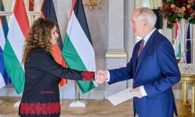 سفيرة دولة فسطين لدى المجر تقدم أوراق اعتمادها إلى الرئيس المجري