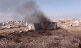 مستوطنون يحرقون كرفانات وبركسا في بلدة السموع