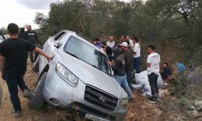 إصابات جراء انقلاب مركبة عقب مهاجمتها من مستوطنين في قرية فرخة