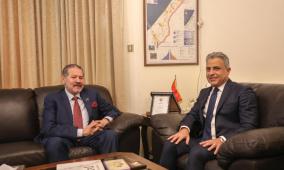 ياسر عباس يلتقي السفير المصري الجديد لدى دولة فلسطين