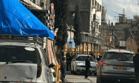 الاحتلال يغلق وسط الخليل ويهدم نصبا تذكاريا وينصب "كرفانات"