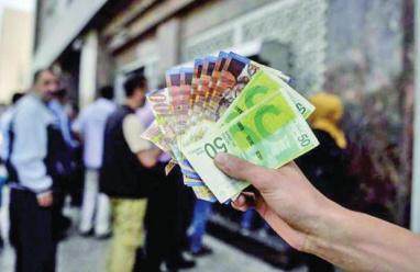 المالية: رواتب الموظفين غدا بنسبة لا تقل عن 50%