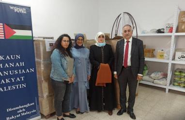 وفد ماليزي يقدم 600 طرد غذائي لقرى شمال غرب القدس