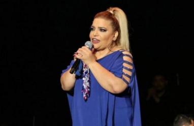 شاهد: سقوط فنانة تركية عن المسرح والسبب حارسها الشخصي!