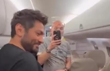 تامر حسني يفجر حماسة ركاب طائرة متجهة إلى الأردن (فيديو)