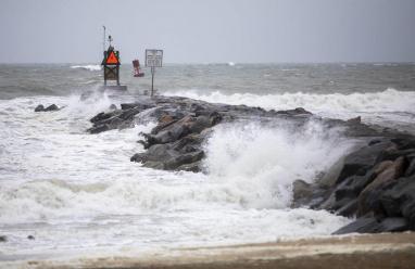 العاصفة "أوفيليا" تضرب ولايات أمريكية وإعلان حالة الطوارئ