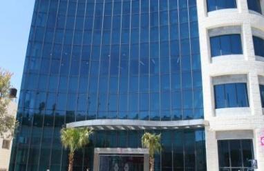 بنك فلسطين يقدّم مساعدات إغاثية عاجلة لنازحي مراكز الإيواء ولمرضى قطاع غزة في مشافي الضفة والقدس
