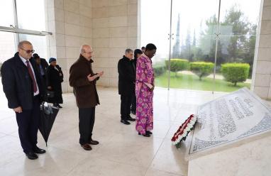 رئيسة الاتحاد البرلماني الدولي "توليا آكسون" تضع إكليل زهور على ضريح الرئيس الراحل ياسر عرفات