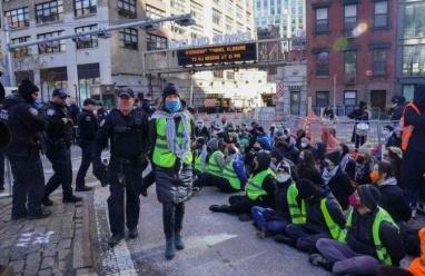 رجال أعمال أميركيون دفعوا عمدة نيويورك لقمع مظاهرات جامعة كولومبيا
